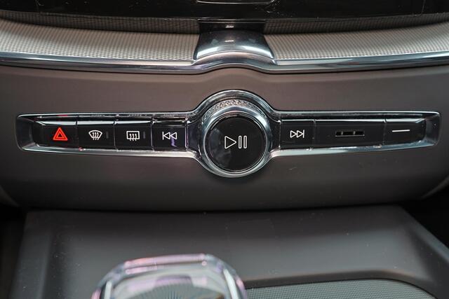 Volvo XC60 T6 Recharge AWD Ultra Black Edition - Panorama/schuifdak - IntelliSafe Assist & Surround - 360º Camera - Harman/Kardon audio - Adaptieve LED koplampen - Verwarmde voorstoelen, stuur & achterbank - Parkeersensoren voor & achter - Elektr. bedienb. voorstoel