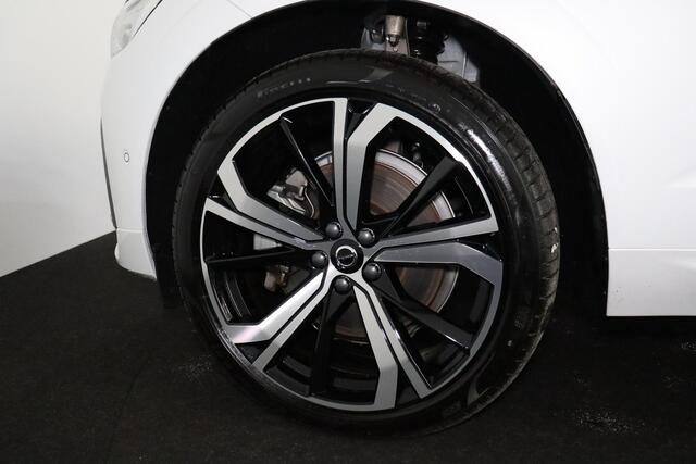 Volvo XC60 T8 Recharge AWD Ultimate Dark - Panorama/schuifdak - IntelliSafe Assist & Surround - 360º Camera - Verwarmde voorstoelen, stuur & achterbank - Parkeersensoren voor & achter - Elektr. bedienb. voorstoelen met geheugen - Draadloze tel. lader - Head up displ
