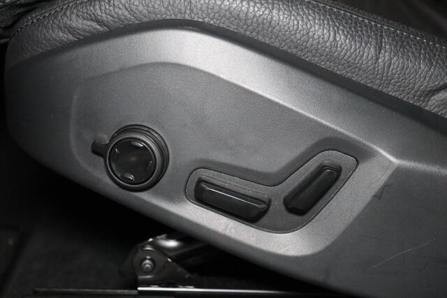 Volvo XC60 T8 Recharge AWD Ultimate Dark - Panorama/schuifdak - IntelliSafe Assist & Surround - 360º Camera - Verwarmde voorstoelen, stuur & achterbank - Parkeersensoren voor & achter - Elektr. bedienb. voorstoelen met geheugen - Draadloze tel. lader - Head up displ