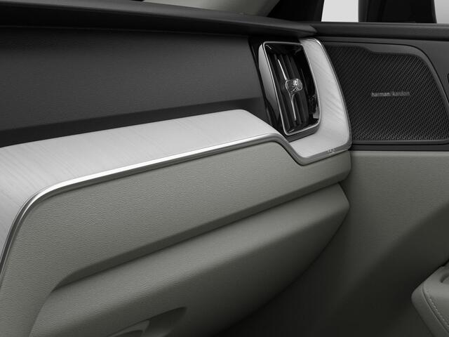 Volvo XC60 T6 Plug-in hybrid AWD Plus | Premium pack | Panoramadak | HUD | Geventileerd leer |