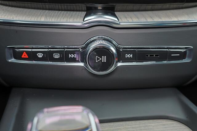 Volvo XC60 T6 Recharge AWD Ultra Bright - Luchtvering - Panorama/schuifdak - IntelliSafe Assist & Surround - 360º Camera - Adaptieve LED koplampen - Verwarmde voorstoelen, stuur & achterbank - Parkeersensoren voor & achter - Elektr. bedienb. voorstoelen met geheugen