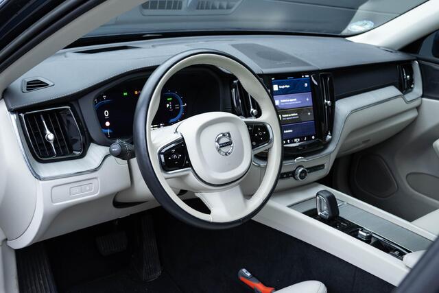 Volvo XC60 2.0 T6 Plug-in hybrid AWD Ultimate Bright | Luchtvering | semi Elec. inklapbare trekhaak | Blond Moriitz Leder | 4 camera's | Alarm klasse III af-fabriek|