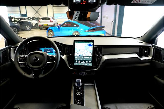 Volvo XC60 2.0 T8 AWD 335kW/456pk Aut8 MJ2026 Plug-in hybrid Ultra Black Edition LUCHTVERING + HARMAN/KARDON + PANORAMADAK + BLIS + STOELMASSAGE + PILOT ASSIST + STOELVERWARMING V&A + ADAPT.CRUISE + STUURVERWARMING + 360 CAMERA + PARKSENSOREN + 21" LM-VELGEN!!