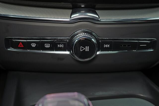 Volvo XC60 T6 Recharge AWD Ultra Black Edition - Panorama/schuifdak - IntelliSafe Assist & Surround - 360º Camera - Harman/Kardon audio - Adaptieve LED koplampen - Verwarmde voorstoelen, stuur & achterbank - Parkeersensoren voor & achter - Elektr. bedienb. voorstoel