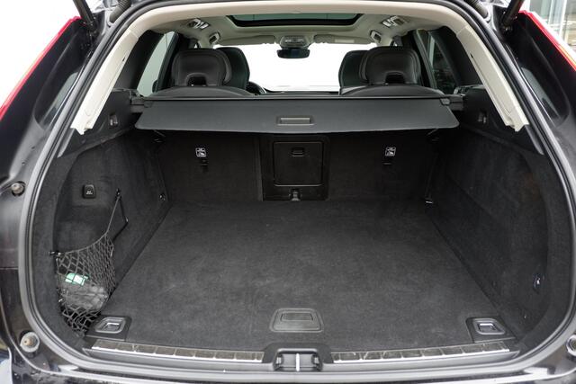 Volvo XC60 B4 Diesel FWD Inscription | Panoramadak | Lederen bekleding | Keyless Drive | Adaptieve Cruise control | Electrisch verstelbare Stoel |