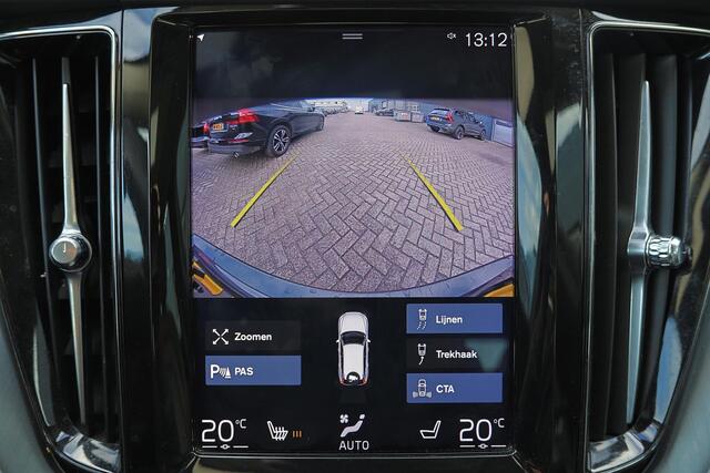 Volvo XC60 T8 Recharge AWD Momentum - Panorama/schuifdak - IntelliSafe Assist & Surround - Parkeercamera achter - Verwarmde voorstoelen - Parkeersensoren voor & achter - Volvo On Call - Elektr. inklapbare trekhaak - 19' LMV