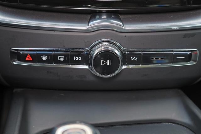 Volvo XC60 T8 Recharge AWD Momentum - Panorama/schuifdak - IntelliSafe Assist & Surround - Parkeercamera achter - Verwarmde voorstoelen - Parkeersensoren voor & achter - Volvo On Call - Elektr. inklapbare trekhaak - 19' LMV