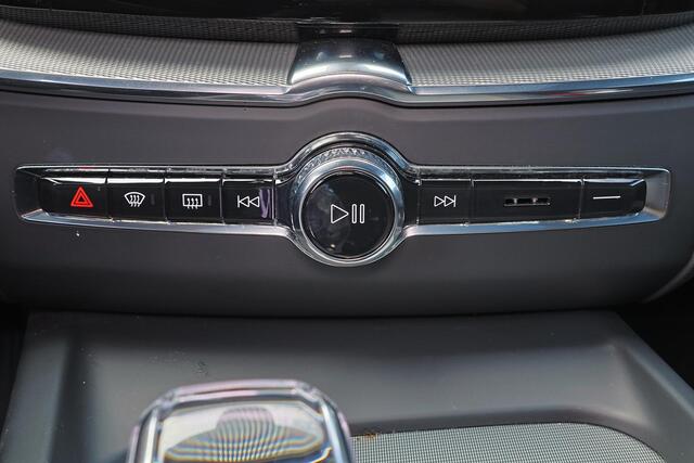 Volvo XC60 T6 Recharge AWD Plus Black Edition - Luchtvering - Panorama/schuifdak - IntelliSafe Assist & Surround - 360º Camera - Bowers & Wilkins audio - Adaptieve LED koplampen - Verwarmde voorstoelen, stuur & achterbank - Parkeersensoren voor & achter - Elektr. be