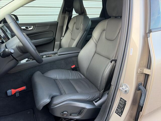 Volvo XC60 2.0 T6 Plug-in hybrid AWD Plus Dark / Panoramadak / elektr. stoelen met geheugen / trekhaak /