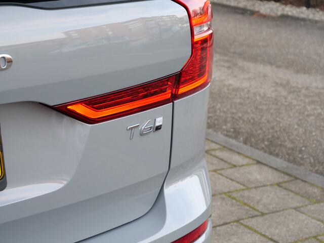 Volvo XC60 2.0 T6 Plug-in hybrid AWD Dark 350 Pk Automaat Navi / 360 Camera / Leer / Pano-dak / DAB / Apple Carplay / Winterpakket