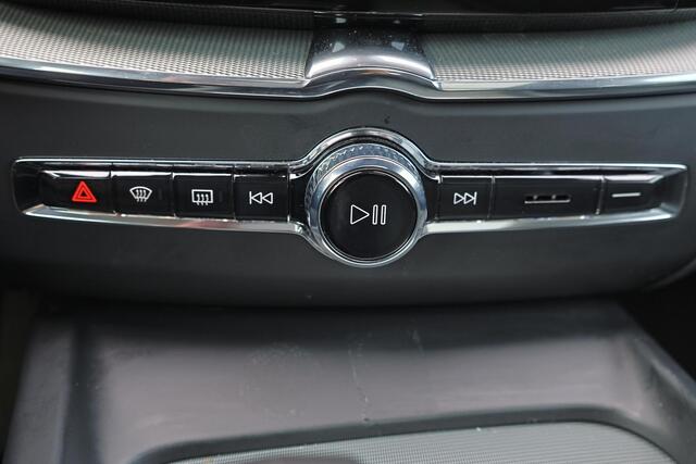 Volvo XC60 T8 Recharge AWD Plus Dark - Panorama/schuifdak - IntelliSafe Assist & Surround - 360º Camera - Harman/Kardon audio - Adaptieve LED koplampen - Verwarmde voorstoelen, stuur & achterbank - Parkeersensoren voor & achter - Elektr. bedienb. voorstoelen met geh