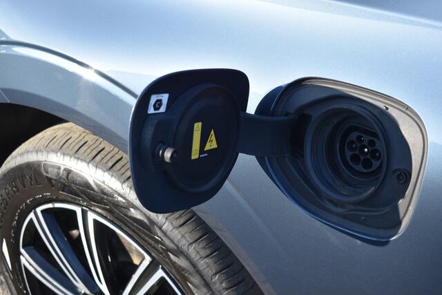 Volvo XC60 T6 340PK AWD Business Pro | Trekhaak | Luchtvering | Camera | Panodak | 19" LMV | Stoelverwarming