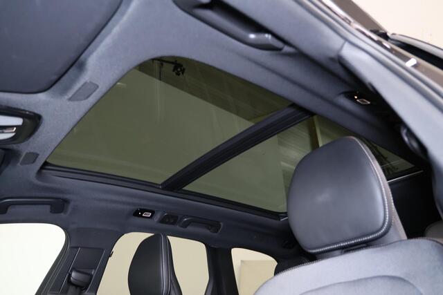 Volvo XC60 T6 Recharge AWD Plus Black Edition - Panorama/schuifdak - Parkeercamera achter - Verwarmde voorstoelen, stuur & achterbank - Parkeersensoren voor & achter - Elektr. bedienb. voorstoelen met geheugen - Head up display - Draadloze tel. lader - Cruise contro