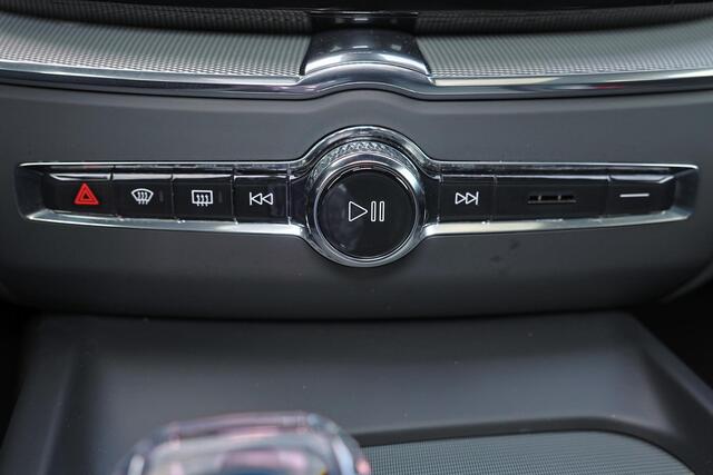 Volvo XC60 T6 Recharge AWD Plus Black Edition - Panorama/schuifdak - Parkeercamera achter - Verwarmde voorstoelen, stuur & achterbank - Parkeersensoren voor & achter - Elektr. bedienb. voorstoelen met geheugen - Head up display - Draadloze tel. lader - Cruise contro