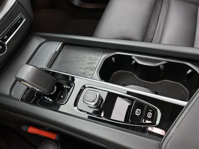 Volvo XC60 T6 Recharge AWD Plus Dark - Panorama/schuifdak - IntelliSafe Assist & Surround - 360º Camera - Verwarmde voorstoelen, stuur & achterbank - Parkeersensoren voor & achter - Elektr. bedienb. voorstoelen met geheugen - Draadloze tel. lader - Elektr. inklapbar