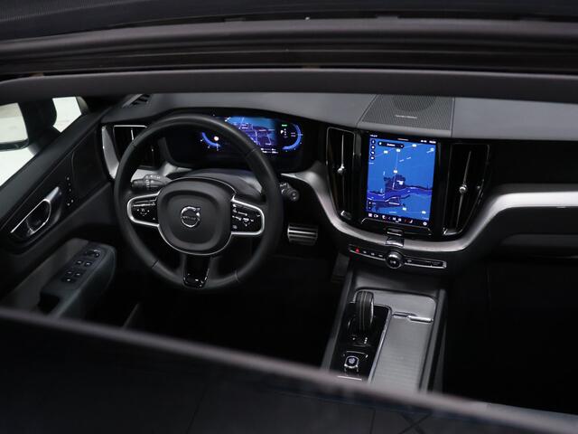 Volvo XC60 2.0 T8 AWD R-Design [SCHUIFKANTELDAK, MEMORY SEATS, APPLE CARPLAY, TREKHAAK INKLAPBAAR, HARMAN/KARDON, STUURVERWARMING, 360 CAMERA, STOELVERWARMING, VOL LEDER, CRUISE, CLIMATE, NIEUWSTAAT]