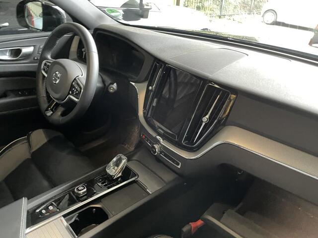 Volvo XC60 2.0 T6 Plug-in hybrid AWD Plus Black Edition | Adaptieve Cruise Control | Panoramadak | Stoel en Stuurverwarming | Dodehoek Detectie | 21" |