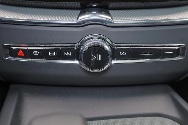 Volvo XC60 T8 Recharge AWD Plus Dark - Panorama/schuifdak - IntelliSafe Assist & Surround - 360º Camera - Harman/Kardon audio - Adaptieve LED koplampen - Verwarmde voorstoelen, stuur & achterbank - Parkeersensoren voor & achter - Elektr. bedienb. voorstoelen met geh