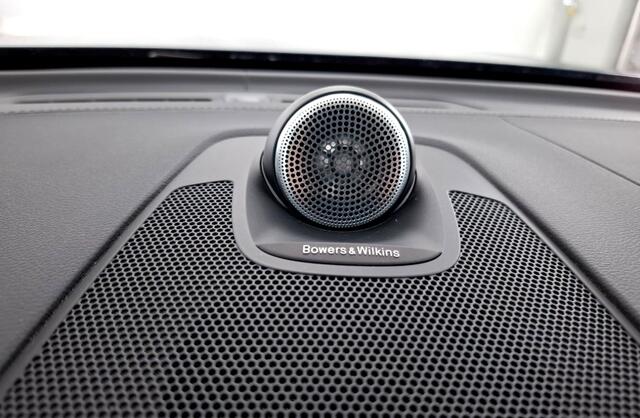 Volvo XC60 2.0 T6 AWD Recharge Long Range 293kW/399pk Aut8 Ultimate Bright LUCHTVERING + BOWERS&WILKINS + EL.TREKHAAK + PANORAMADAK + PILOT ASSIST + ADAPT.CRUISE + LANE ASSIST + STOEL&STUURVERWARMING + CAMERA + HEAD-UP + PD-GLASS + PARKSENSOREN V&A + 20" LM-VELG