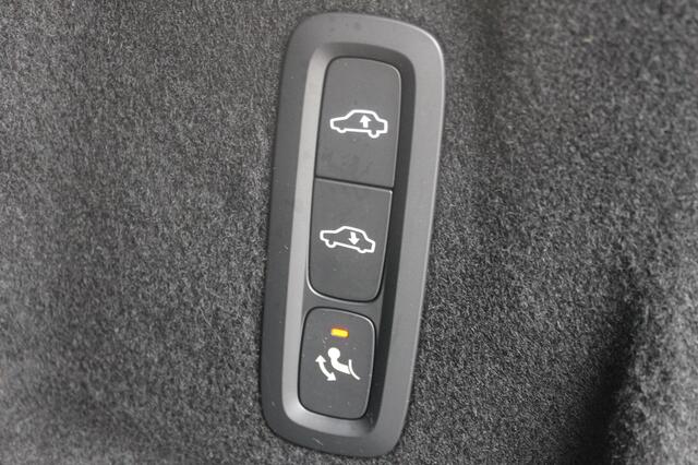 Volvo XC60 T8 Plug-in hybrid 455PK AWD Plus Black Edition Head-up display / Panoramisch schuif-kanteldak / Luchtvering / Trekhaak / 360graden camera / Google Infotainment