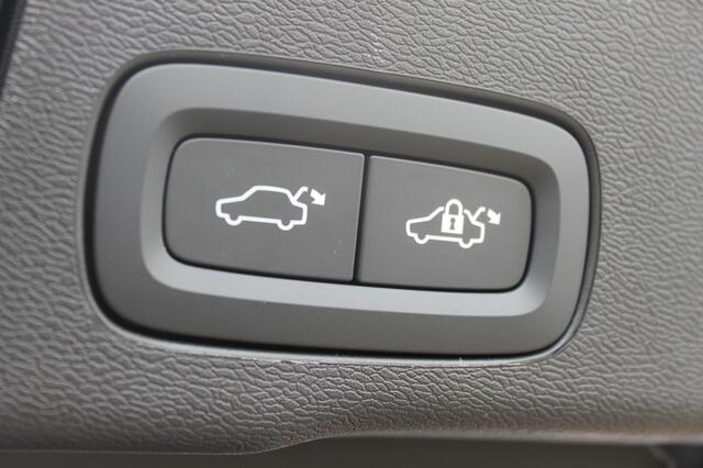 Volvo XC60 T8 Plug-in hybrid 455PK AWD Plus Black Edition Head-up display / Panoramisch schuif-kanteldak / Luchtvering / Trekhaak / 360graden camera / Google Infotainment