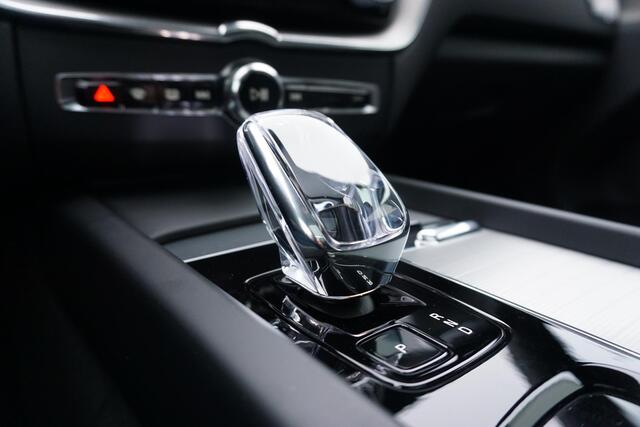 Volvo XC60 2.0 T6 Plug-in hybrid AWD Ultra Black Edition | Massage stoelen | Verwarmd/Geventileerd leder | Harman/Kardon | 360° Camera | Alarm | Stuurverwarming | Lederen Dashboard |