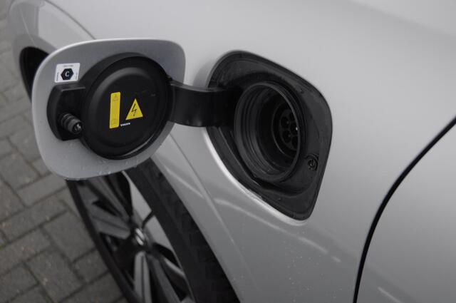 Volvo XC60 T6 350PK Automaat Plug-in hybrid AWD Plus Dark Panoramadak/ Cruise control/ Achteruitrijcamera/ Elektrisch bedienbare stoelen met geheugen/ Moritz leder/ Google infotainment/ Apple carplay/ Android auto/