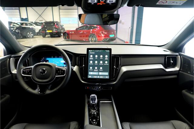 Volvo XC60 2.0 T8 AWD 335kW/456pk Aut8 MJ2026 Plug-in hybrid Ultra Black Edition HARMAN/KARDON + PANORAMADAK + BLIS + HEAD-UP + PILOT ASSIST + STOELVERWARMING V&A + ADAPT.CRUISE + GOOGLE DASH&SERVICES + STUURVERWARMING + 360 CAMERA + PARKSENSOREN + 21" LM-VELGEN!!