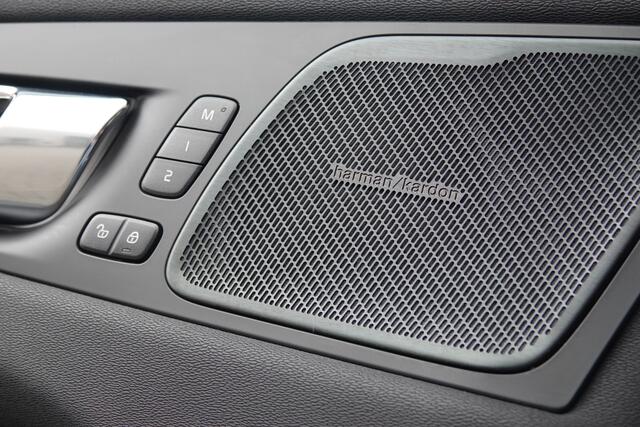 Volvo XC60 2.0 T8 Plug-in hybrid AWD R-Design | Pano | Luchtvering | Massage | ACC | Trekhaak | Ventilatie | H&K | Memory |