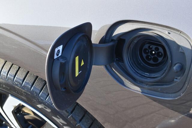 Volvo XC60 T6 350PK Plug-in hybrid AWD Plus Dark | 21" LMV | Luchtvering | H&K | Panodak | Contour stoelen | 360 Canera