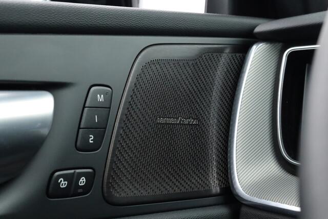 Volvo XC60 2.0 T8 Plug-in hybrid AWD Plus Black Edition | Pano | Memory Seats | H&K Audio | 360cam | Pilot Assist | 4x Stoelverw. | Bliss | Google Info.