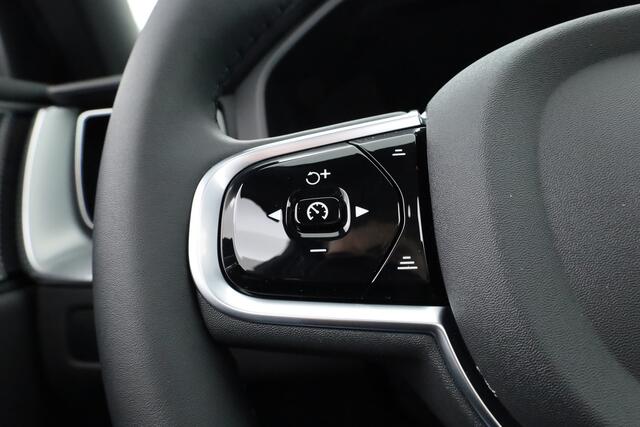 Volvo XC60 2.0 T8 Plug-in hybrid AWD Ultra Black Edition | Facelift | Trekhaak | Luchtvering | 22 inch | HUD | Pano |