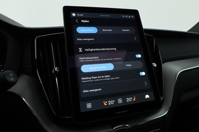 Volvo XC60 2.0 T8 Plug-in hybrid AWD Ultra Black Edition | Facelift | Trekhaak | Luchtvering | 22 inch | HUD | Pano |