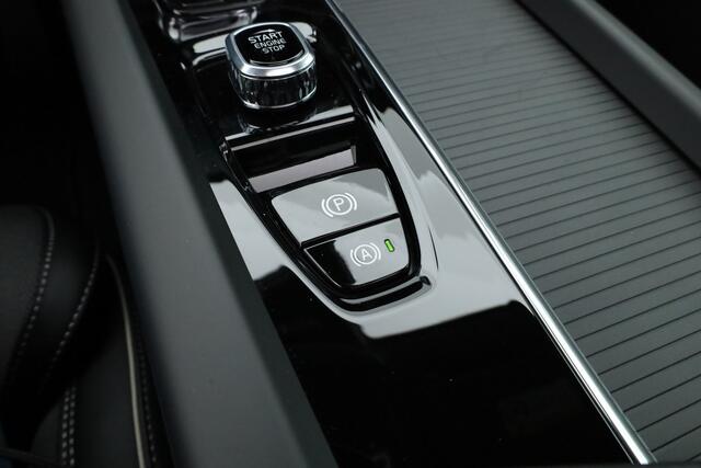 Volvo XC60 2.0 T8 Plug-in hybrid AWD Ultra Black Edition | Facelift | Trekhaak | Luchtvering | 22 inch | HUD | Pano |