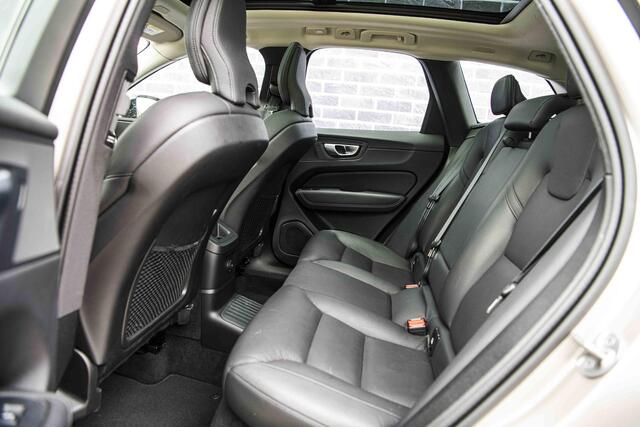 Volvo XC60 2.0 T6 Plug-in hybrid AWD Plus Dark | 360 Camera | Schuif-/Kanteldak | Stoel-/Stuurverwarming | Adaptieve Cruise Control | Trekhaak |