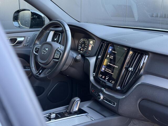 Volvo XC60 2.0 B5 R-Design Panorama dak / Adaptive cruise control / Elektr. stoelverstelling / 360 camera / stoel- en stuurverwarming