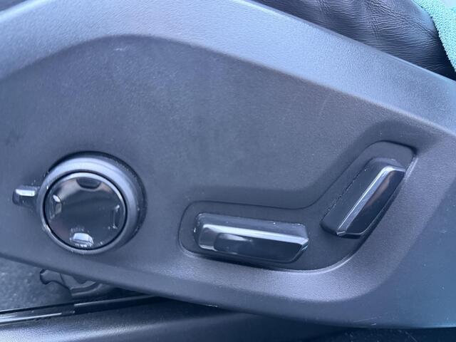 Volvo XC60 2.0 B5 R-Design Panorama dak / Adaptive cruise control / Elektr. stoelverstelling / 360 camera / stoel- en stuurverwarming