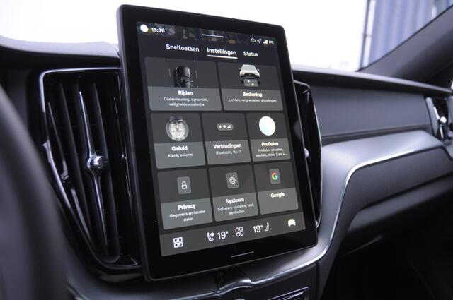 Volvo XC60 T6 350PK Automaat AWD Ultra Black Edition stoelmassage - en ventilatie / Adaptieve cruise control / Harman Kardon / BLIS / Panoramadak / Apple carplay / Parkeersensoren met 360 camera / Elektrisch bedienbare achterklep / Elektrisch verstelbare voorstoelen