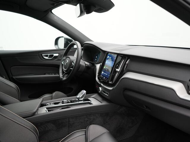 Volvo XC60 T6 AWD Ultimate Dark LONG RANGE Plug In Hybrid 350pk Dealer O.H. PHEV | Trekhaak Af Fabriek | Panodak | Adaptive Cruise | 360 Camera | Harman / Kardon | Lederen Sportstoelen Memory & Verwarmd | Google Assistent | Apple Carplay | Keyless | Stuur Verwarmd |
