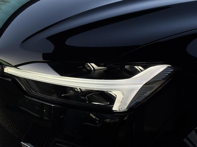 Volvo XC60 2.0 T6 Plug-in hybrid AWD Ultra Bright / Luchtvering / Trekhaak / Pano. dak / Massage stoelen / Elek. verstelbare stoelen / Geventileerde en verwarmde stoelen / Harman Kardon / 360 camera /
