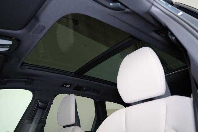 Volvo XC60 T6 Plug-in hybrid AWD Plus Dark - Panorama/schuifdak - IntelliSafe Assist & Surround - Parkeercamera - Verwarmde voorstoelen, stuur & achterbank - Parkeersensoren voor & achter - Elektr. bedienb. voorstoelen met geheugen - Draadloze tel. lader - 21' LMV