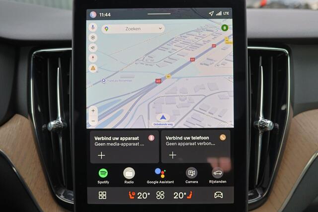 Volvo XC60 T6 Plug-in hybrid AWD Plus Dark - Panorama/schuifdak - IntelliSafe Assist & Surround - Parkeercamera - Verwarmde voorstoelen, stuur & achterbank - Parkeersensoren voor & achter - Elektr. bedienb. voorstoelen met geheugen - Draadloze tel. lader - 21' LMV