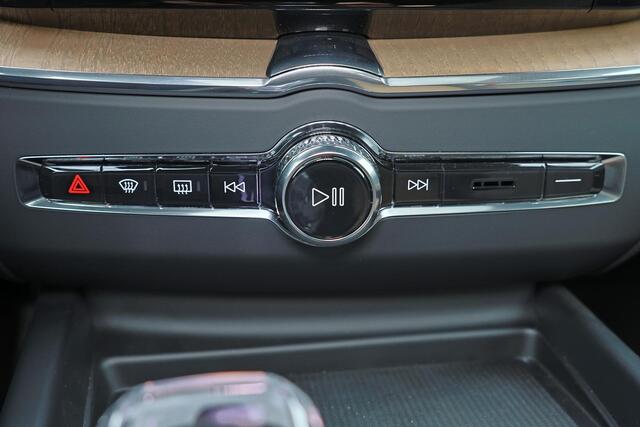 Volvo XC60 T6 Plug-in hybrid AWD Plus Dark - Panorama/schuifdak - IntelliSafe Assist & Surround - Parkeercamera - Verwarmde voorstoelen, stuur & achterbank - Parkeersensoren voor & achter - Elektr. bedienb. voorstoelen met geheugen - Draadloze tel. lader - 21' LMV