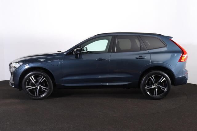 Volvo XC60 T6 Recharge AWD R-Design - Panorama/schuifdak - IntelliSafe Assist & Surround - Harman/Kardon audio - Adaptieve LED koplampen - Parkeercamera achter - Verwarmde voorstoelen, stuur & achterbank - Parkeersensoren voor & achter - Elektr. bedienb. voorstoelen