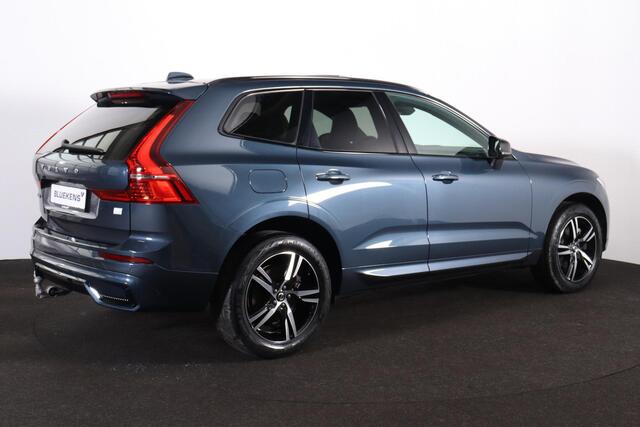 Volvo XC60 T6 Recharge AWD R-Design - Panorama/schuifdak - IntelliSafe Assist & Surround - Harman/Kardon audio - Adaptieve LED koplampen - Parkeercamera achter - Verwarmde voorstoelen, stuur & achterbank - Parkeersensoren voor & achter - Elektr. bedienb. voorstoelen