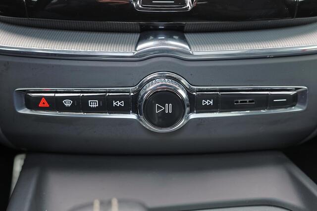 Volvo XC60 T6 Recharge AWD R-Design - Panorama/schuifdak - IntelliSafe Assist & Surround - Harman/Kardon audio - Adaptieve LED koplampen - Parkeercamera achter - Verwarmde voorstoelen, stuur & achterbank - Parkeersensoren voor & achter - Elektr. bedienb. voorstoelen