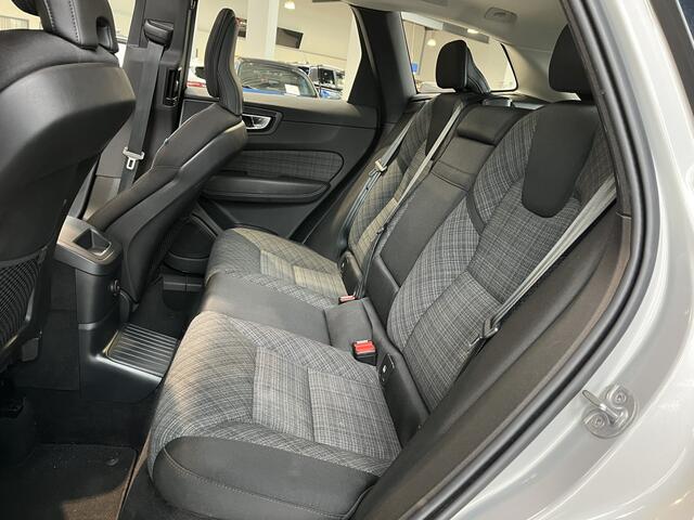 Volvo XC60 2.0 T6 Plug-in hybrid 350 pk AWD Core Bright | Pano | El. a. klep | Camera | LED | 18" | Keyless entry | Google Maps Navi