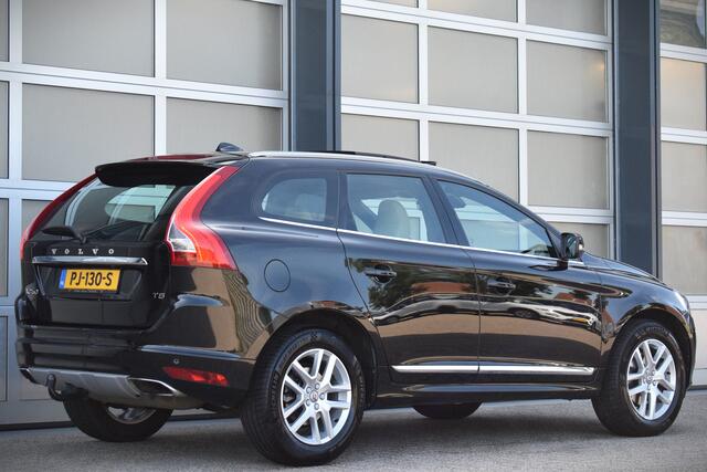 Volvo XC60 2.0 T5 FWD Polar+ OrigNL | Panoramadak | Trehaak | Leer | Nieuwstaat!