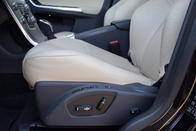 Volvo XC60 2.0 T5 FWD Polar+ OrigNL | Panoramadak | Trehaak | Leer | Nieuwstaat!