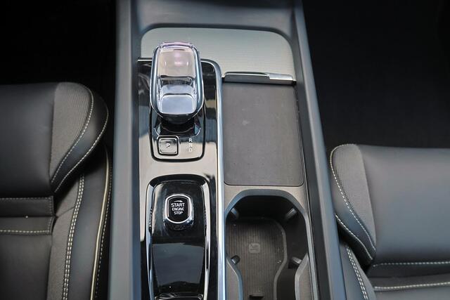 Volvo XC60 T6 Recharge AWD Ultra Black Edition - Panorama/schuifdak - IntelliSafe Assist & Surround - 360º Camera - Bowers & Wilkins audio - Adaptieve LED koplampen - Verwarmde voorstoelen, stuur & achterbank - Parkeersensoren voor & achter - Elektr. bedienb. voorst